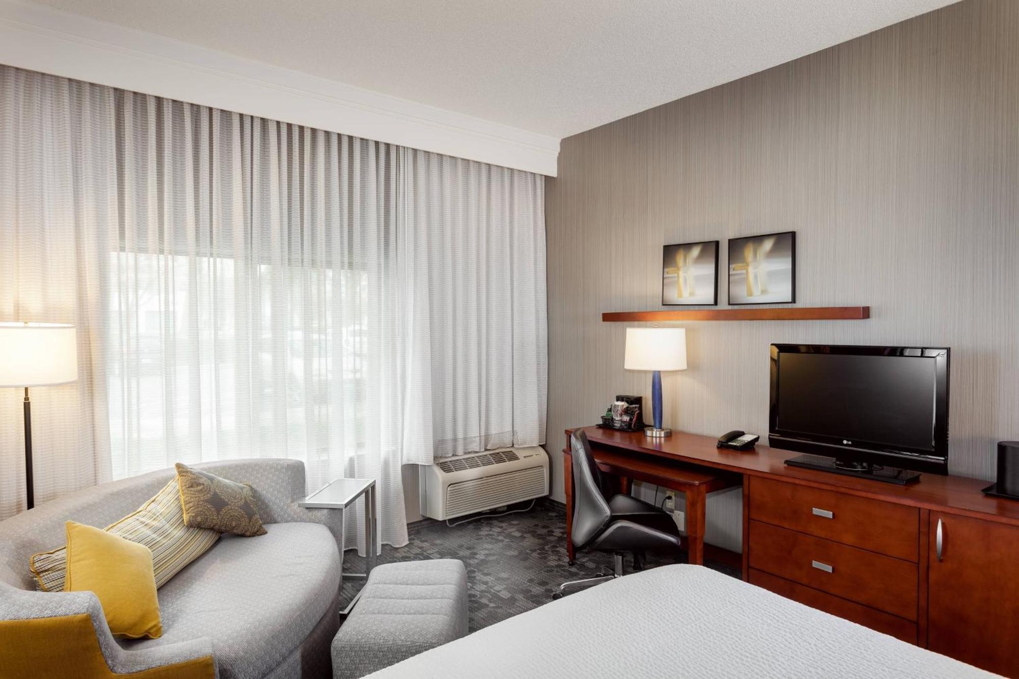Courtyard By Marriott Stockton Hotel Buitenkant foto