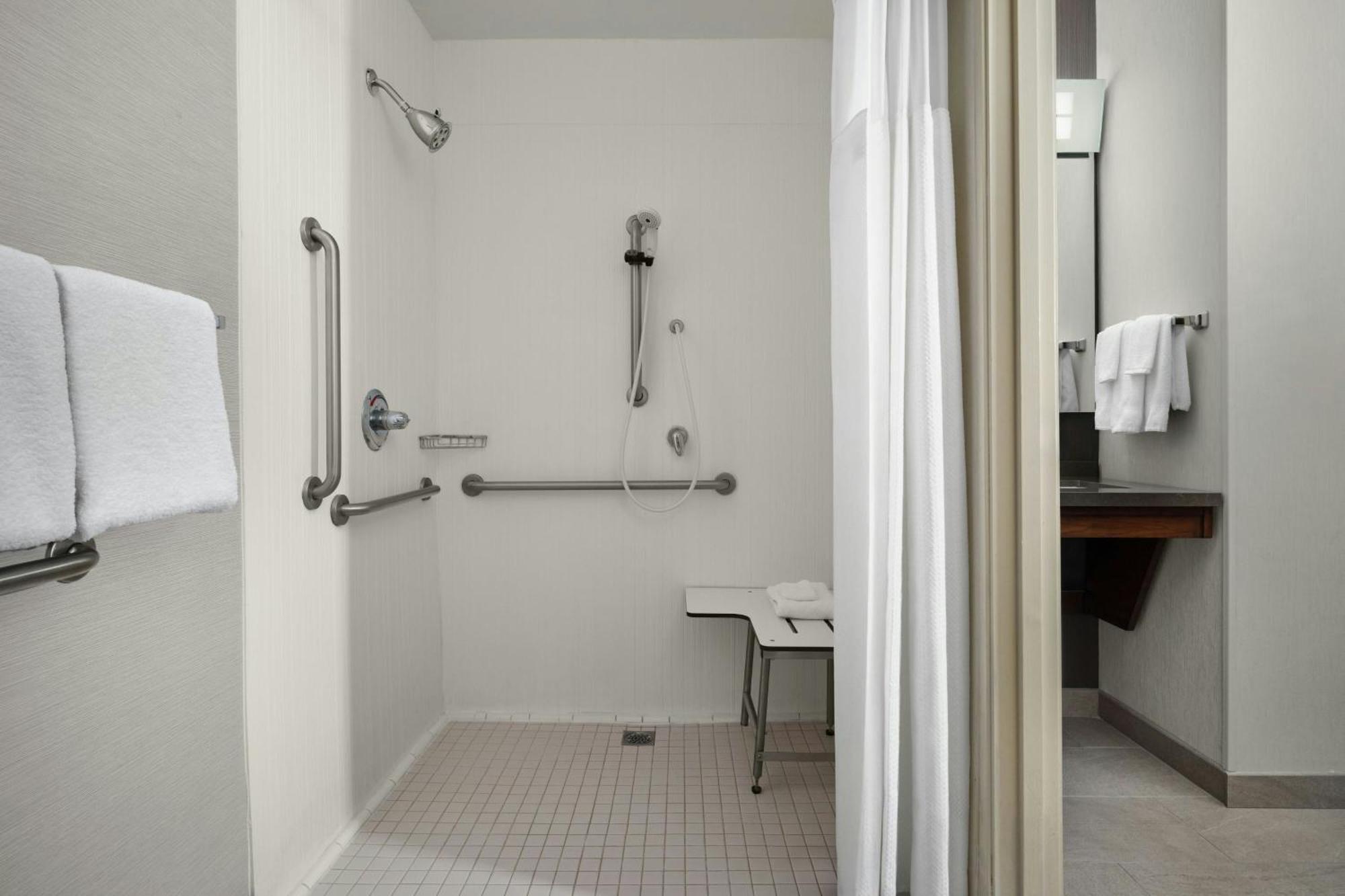 Courtyard By Marriott Stockton Hotel Buitenkant foto