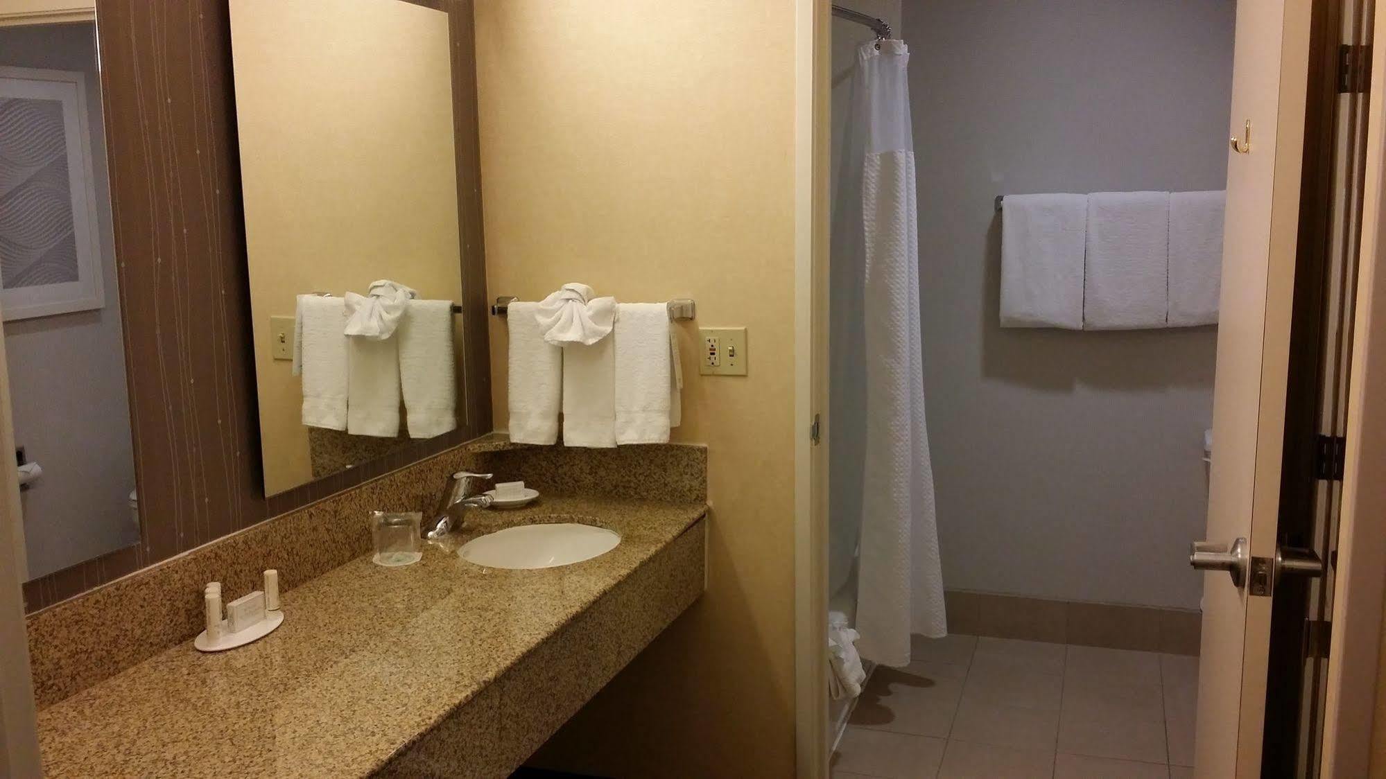 Courtyard By Marriott Stockton Hotel Buitenkant foto